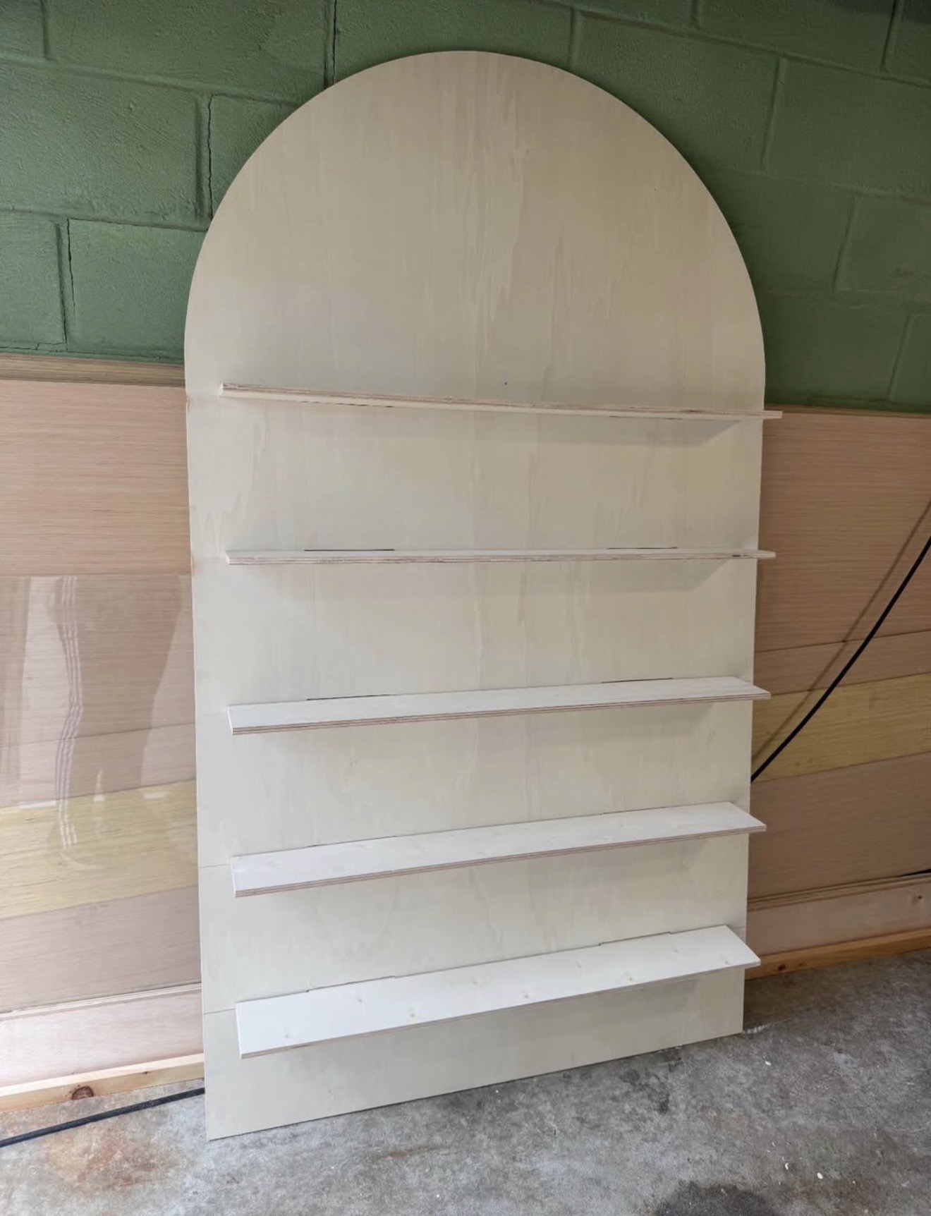 Arched display shelf